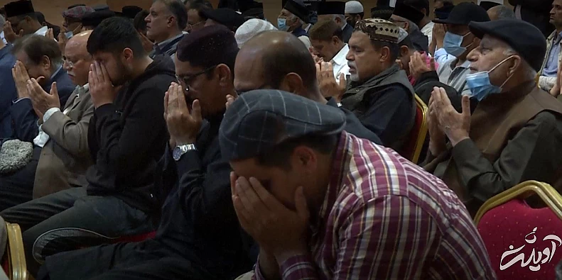 تصاویری از عزاداری برای ملکه انگلیس در یک مسجد تصاویری از عزاداری برای ملکه انگلیس در یک مسجد